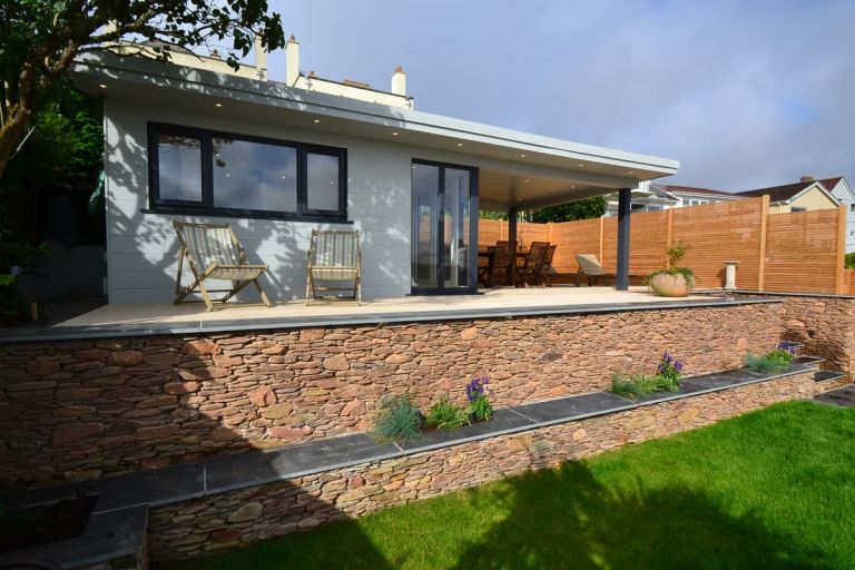 Bespoke garden room with kitchen, toilet and shower room in Salcombe