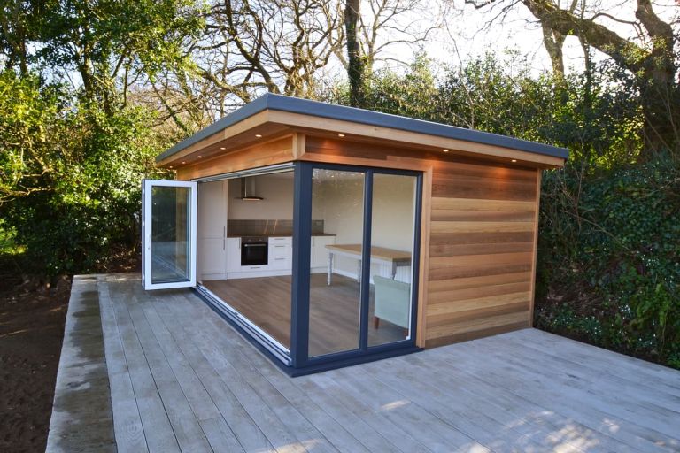 The garden room includes a kitchen area with oven, hob and extractor fan