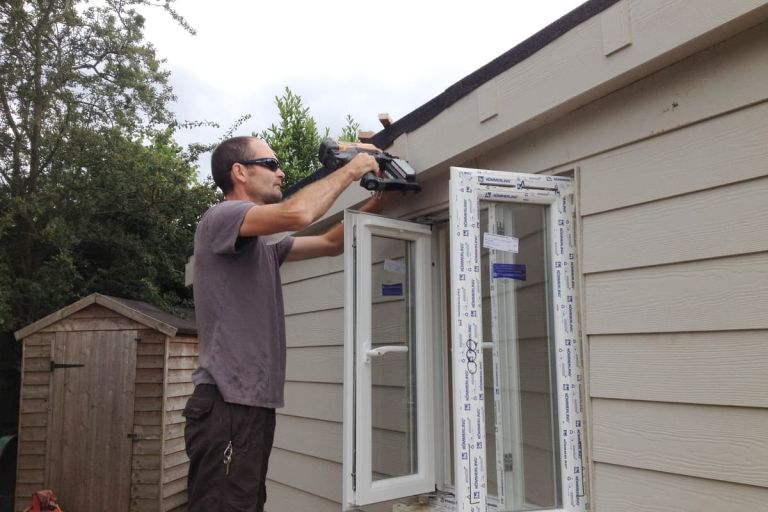 Fitting the mineral felt roofing system